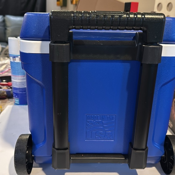 Igloo Profile II 16 Roller cooler,(Majestic Blue) cooler with wheels - Picture 4 of 7
